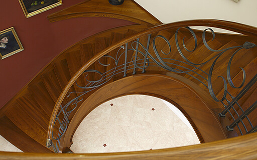 Balustrade en fer forgé avec main courante en bois